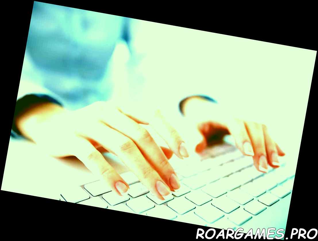 Trabajadora de oficina escribiendo en el teclado