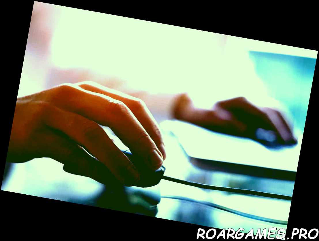 Hombre mano sujetando el ratón de la computadora con el teclado de la computadora portátil en el fondo