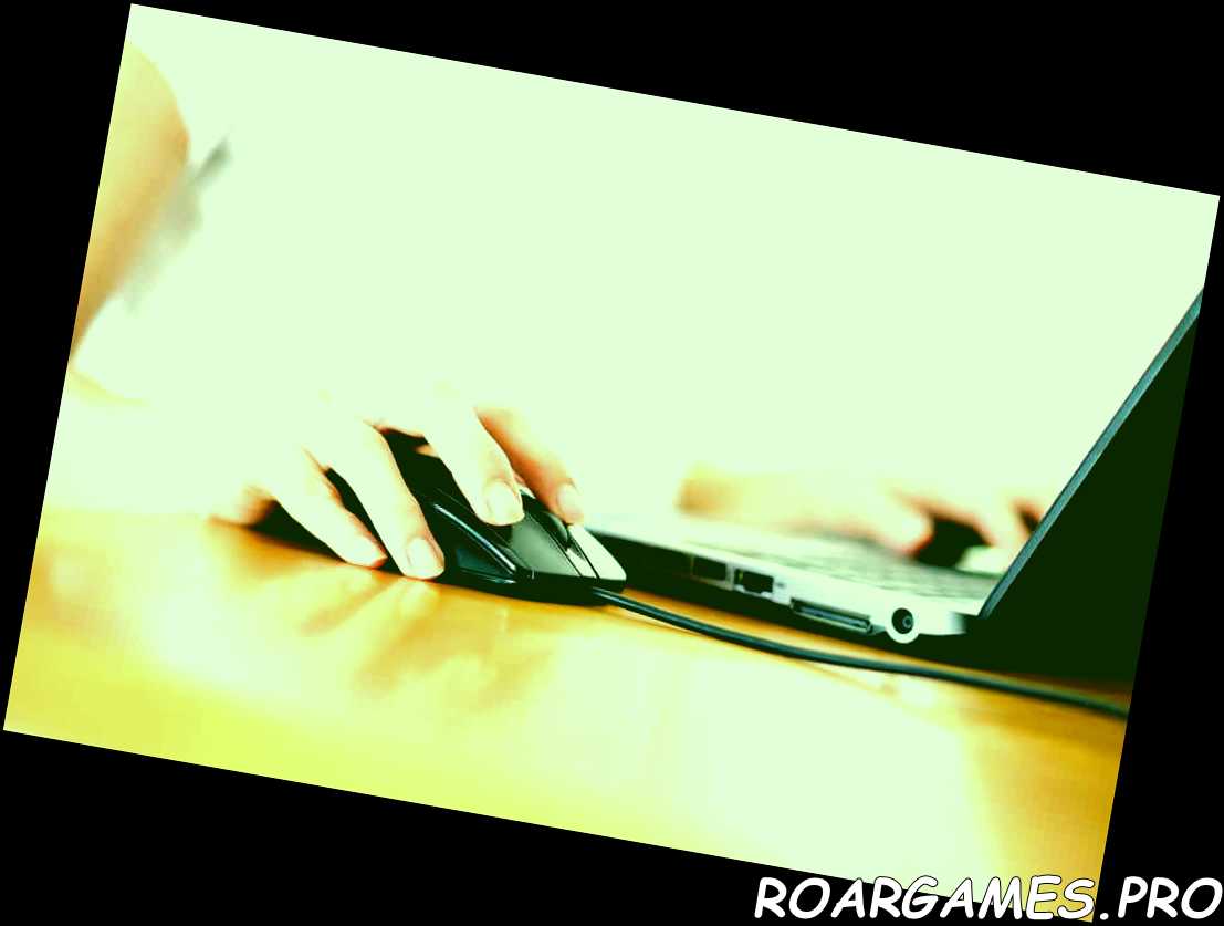 manos femeninas haciendo clic en el ratón de la computadora