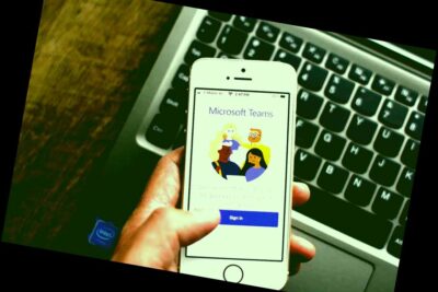 Un usuario abre la aplicación móvil de Microsoft Teams