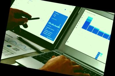 Empresario con Google Analytics en la oficina en sus computadoras