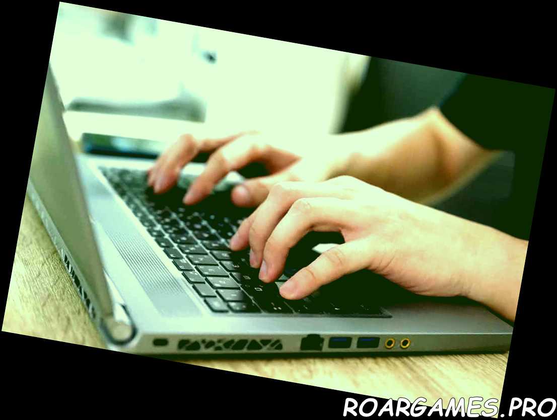 Hombre casual que usa una computadora portátil moderna en el escritorio