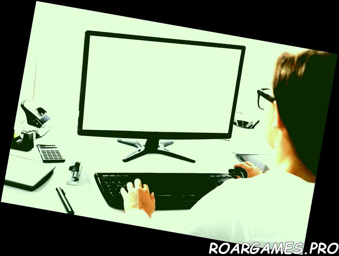 Close-up de una empresaria con ordenador con pantalla en blanco en el lugar de trabajo