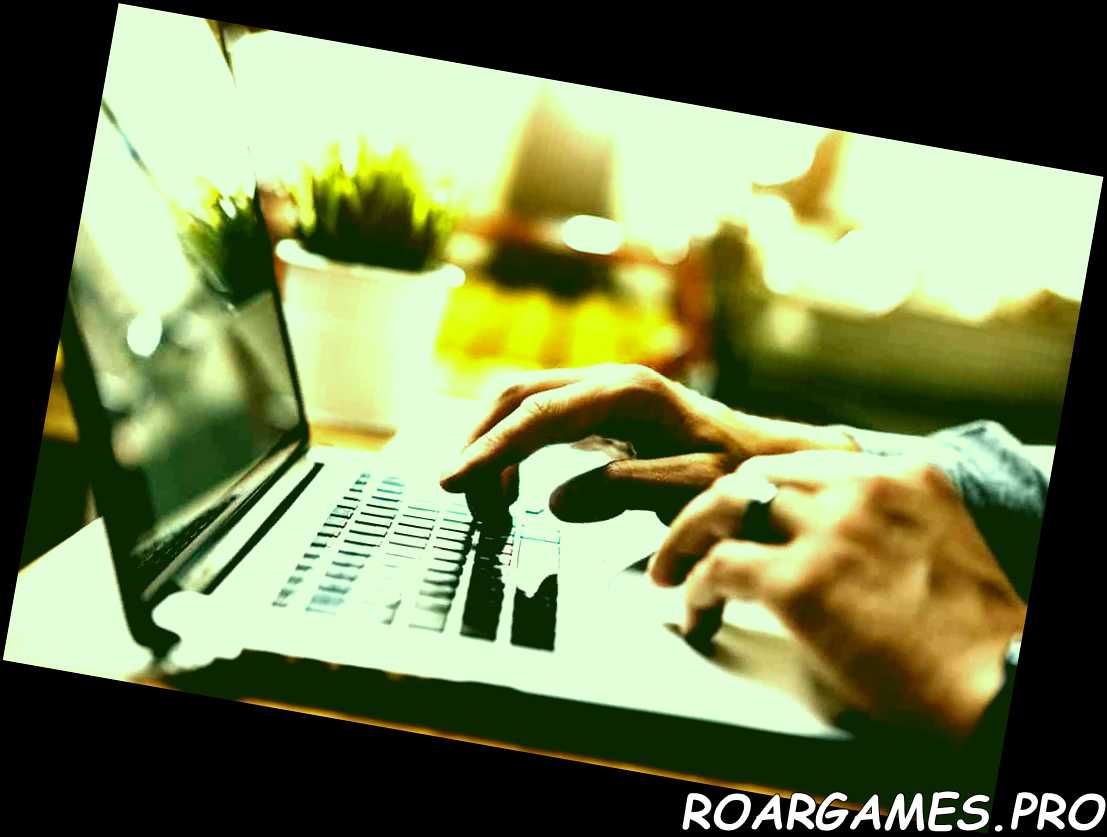 Primer plano de manos masculinas usando una computadora portátil moderna en casa