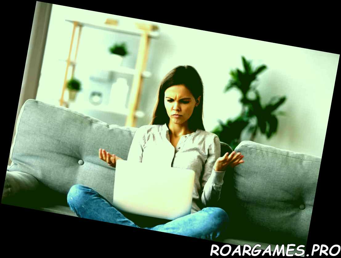Mujer joven confundida mirando en la computadora portátil en casa sintiéndose desconcertada por no tener conexión