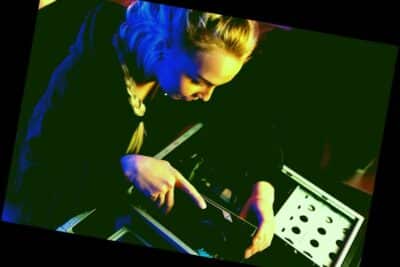 E-sport Gamer Girl instalando una nueva tarjeta de video GPU en su PC para juegos