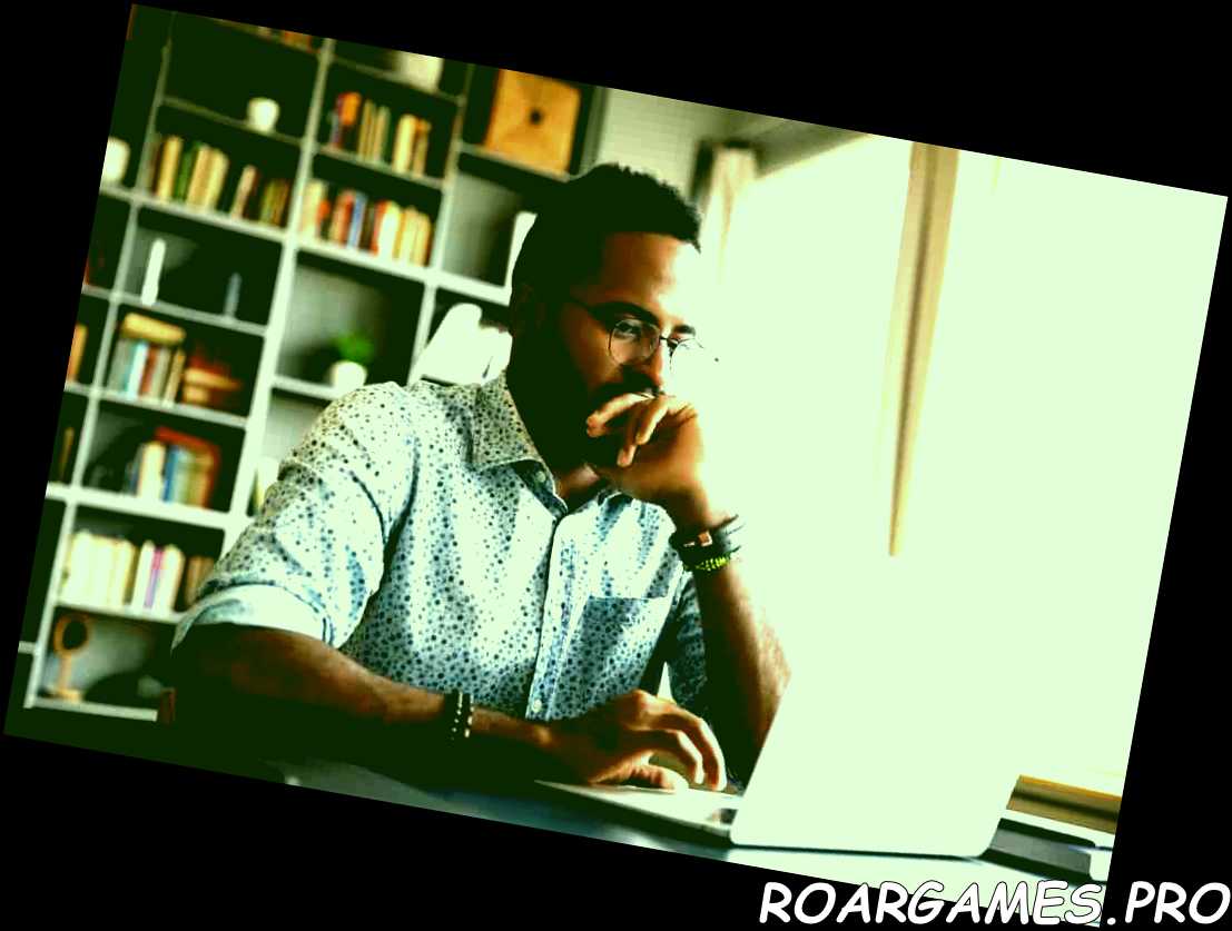 Centrado concentrado joven empresario africano sentarse en el escritorio mirar portátil