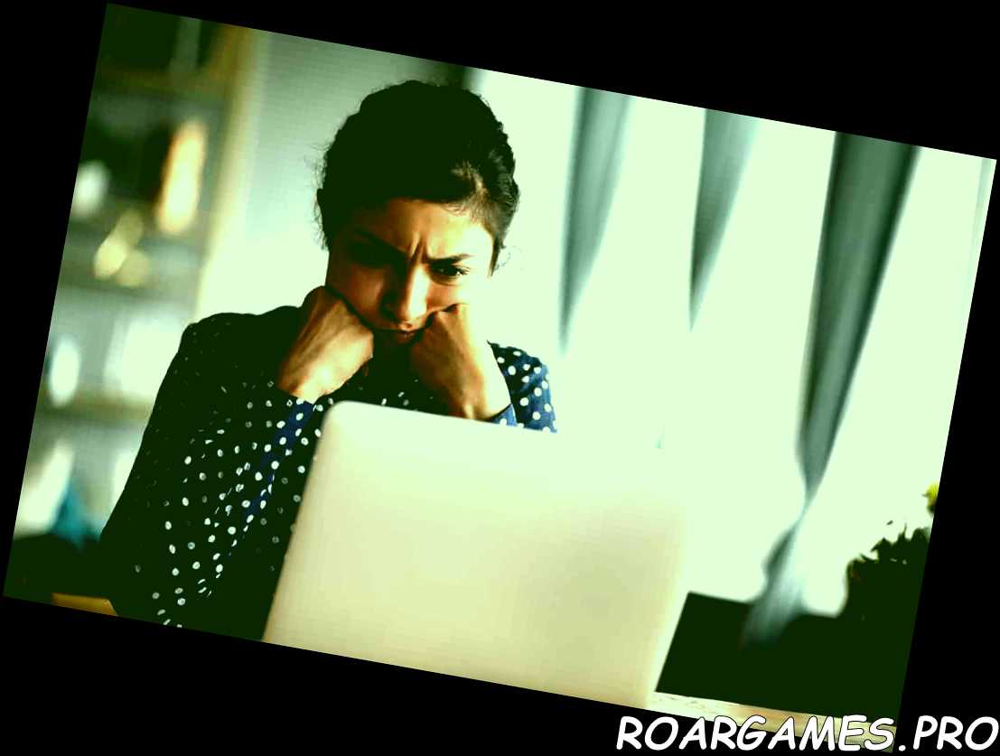 Frustrado frunciendo el ceño joven estudiante india mirando el monitor de la computadora portátil