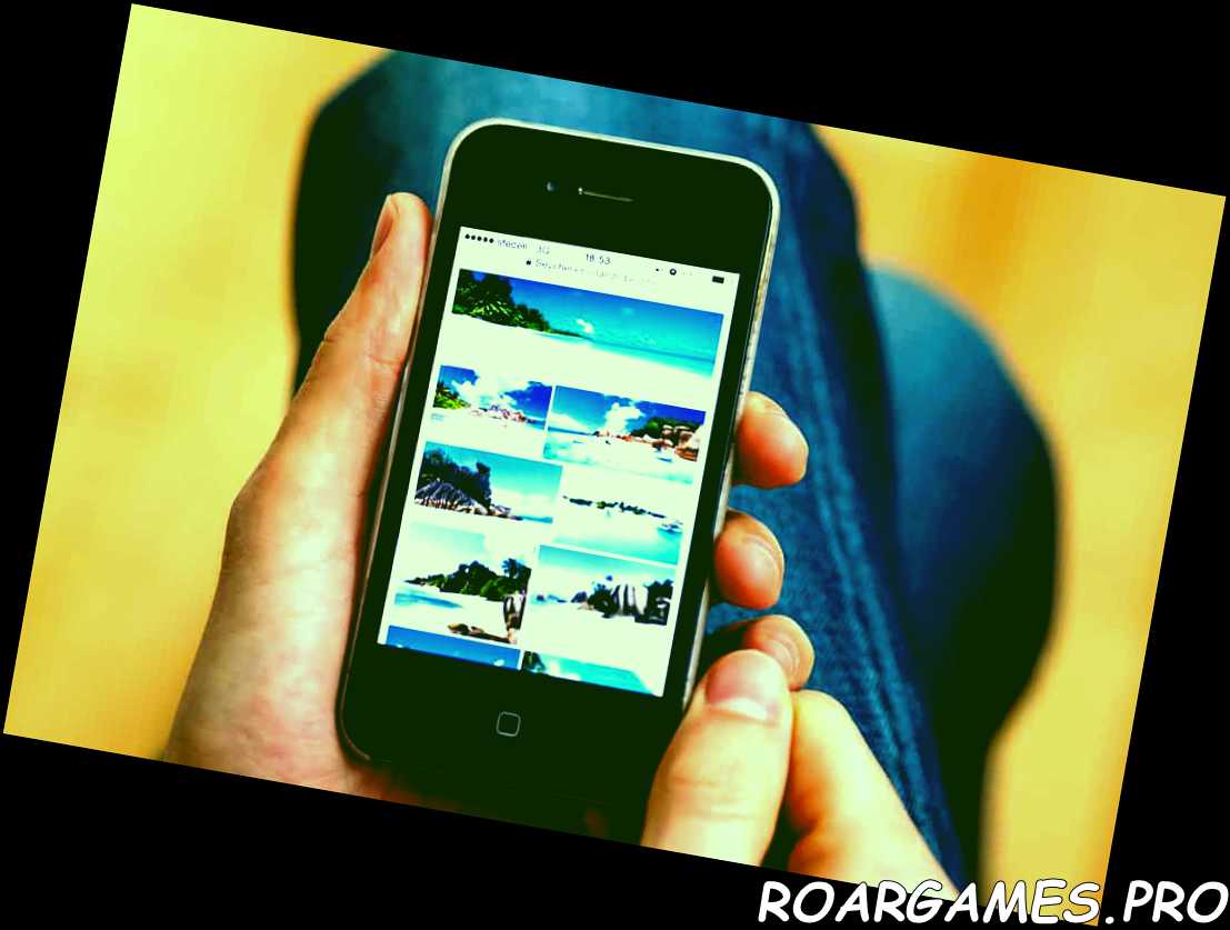 Mano sujetando un iPhone con imágenes de Seychelles en la Búsqueda de Google