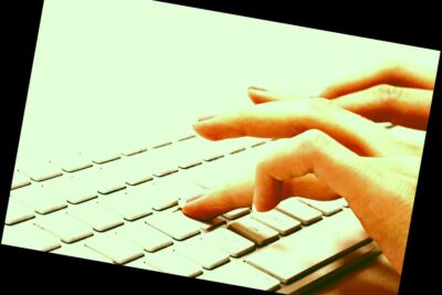 Mano escribiendo en un teclado