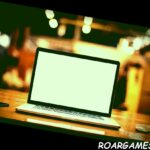 Laptop con pantalla en blanco en la mesa