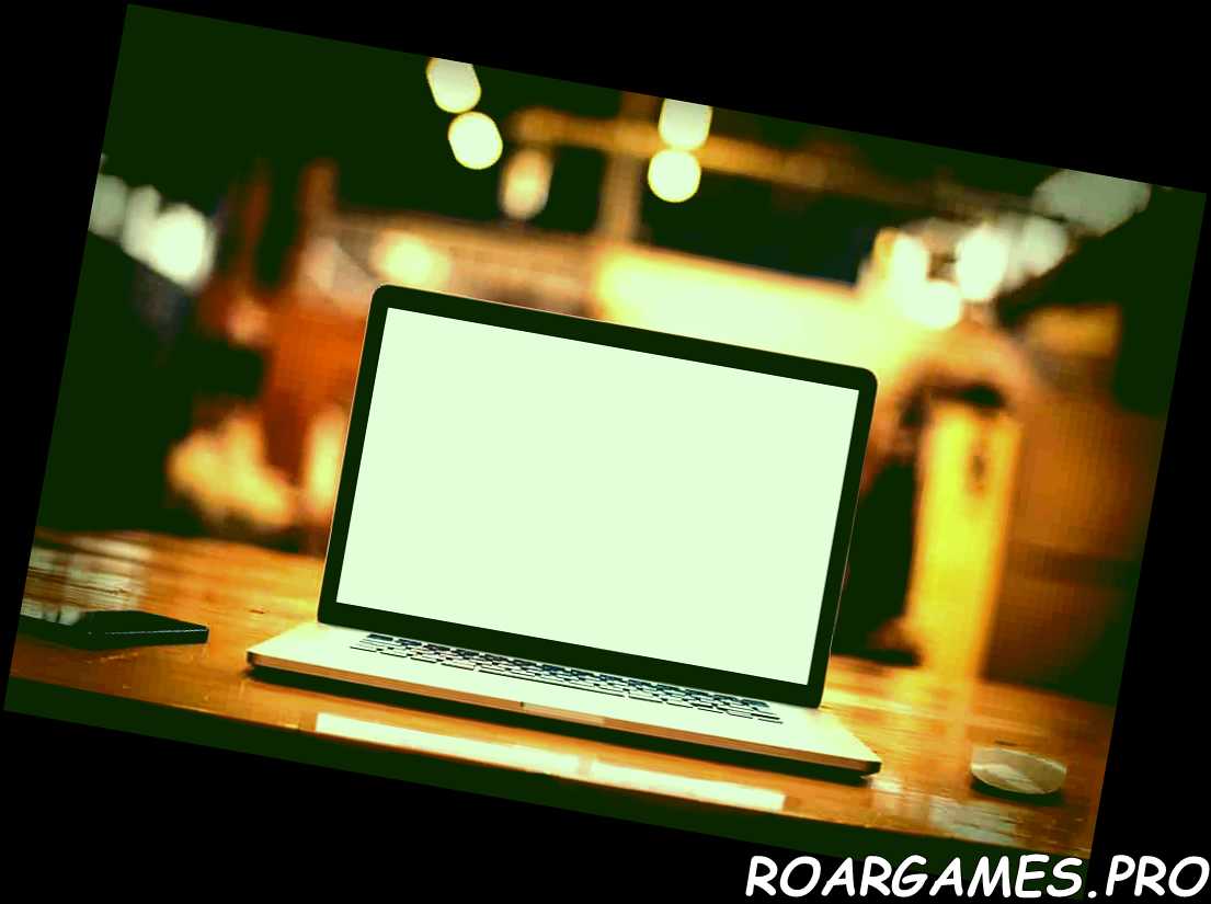 Laptop con pantalla en blanco en la mesa