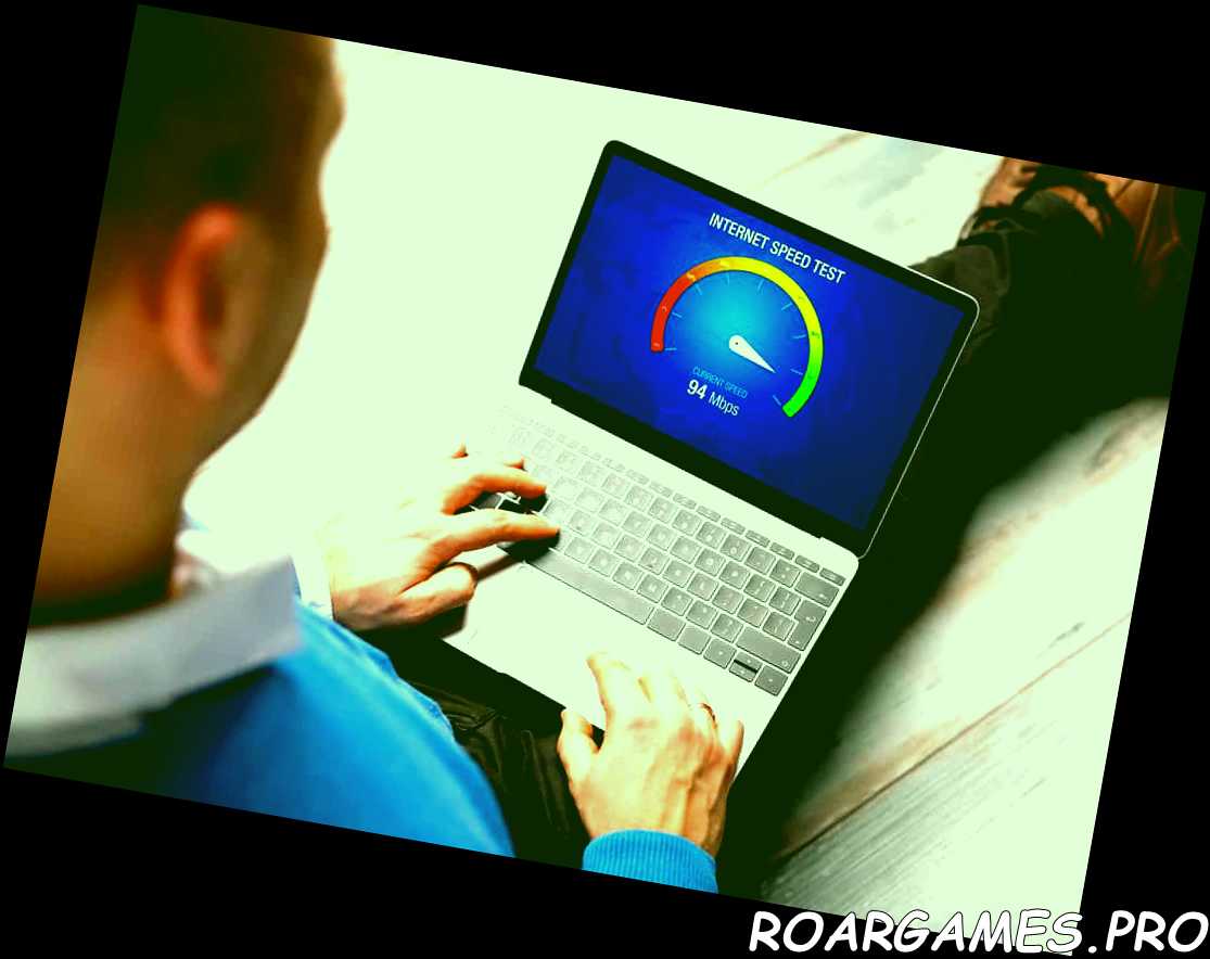 Hombre comprobando la velocidad de conexión a Internet en la computadora portátil