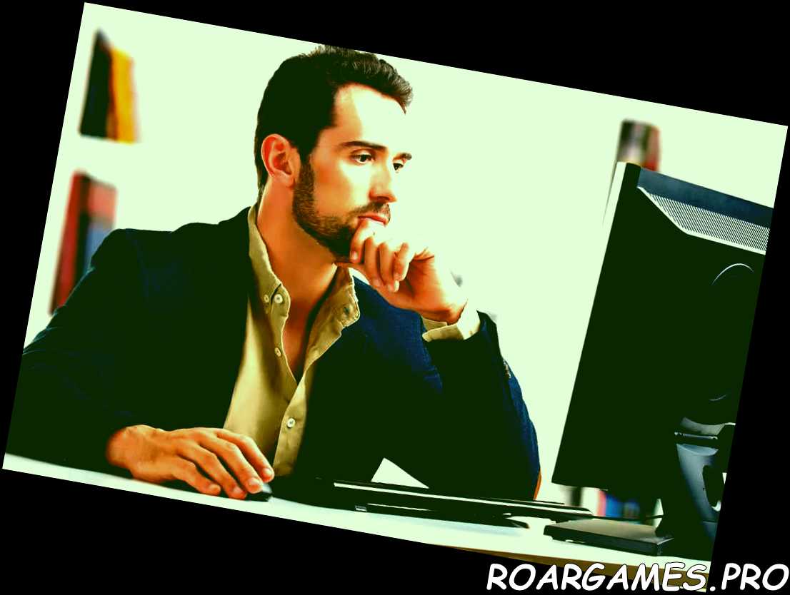 Hombre mirando la pantalla de una computadora, pensando en el trabajo que tiene entre manos