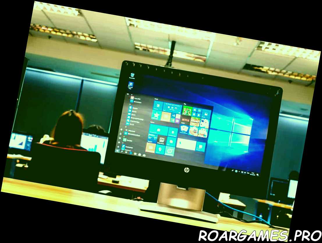 Supervisa la computadora que muestra su pantalla con Microsoft Windows 10 para capacitar a los estudiantes