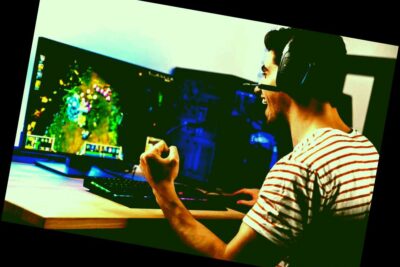 Retrato de joven encantado jugando juegos de video