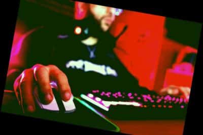 Chico profesional escribiendo en su teclado y jugando algún juego