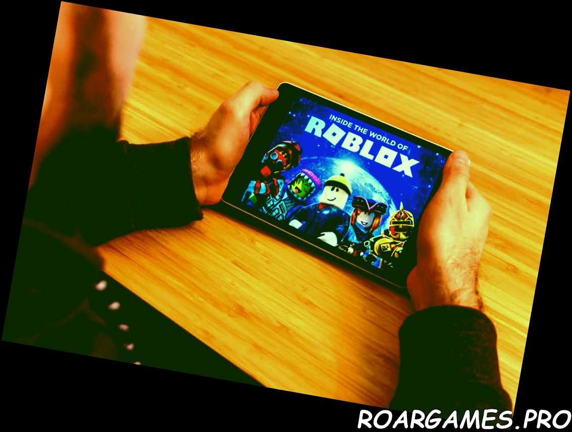 Hombre sosteniendo un teléfono inteligente y jugando el juego móvil Roblox. Una imagen editorial ilustrativa sobre un fondo de bambú