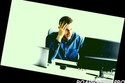 Destacado joven empresario sentado en el escritorio en la oficina