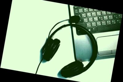 Vista superior de una computadora portátil con accesorios