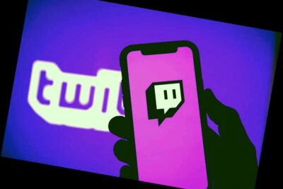 Logotipo de transmisión en vivo del juego Twitch en un teléfono inteligente