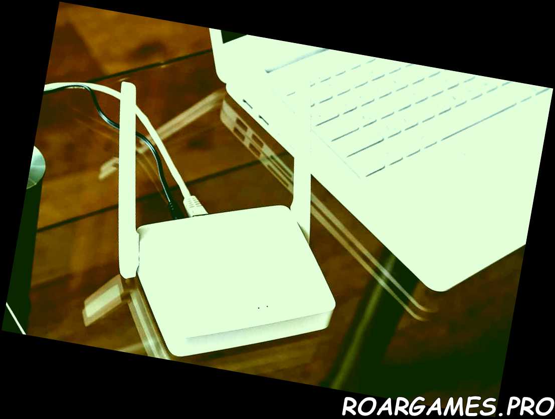 Enrutador inalámbrico blanco cerca de una computadora portátil en una mesa de vidrio