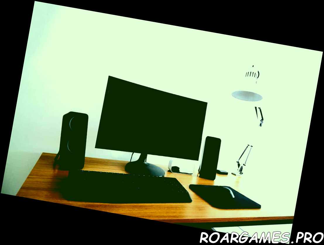 Mesa de trabajo para plataformas digitales con computadora, parlantes, mouse y teclado