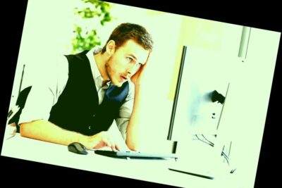 Ejecutivo preocupado quejándose después de descubrir un error en la computadora en la oficina