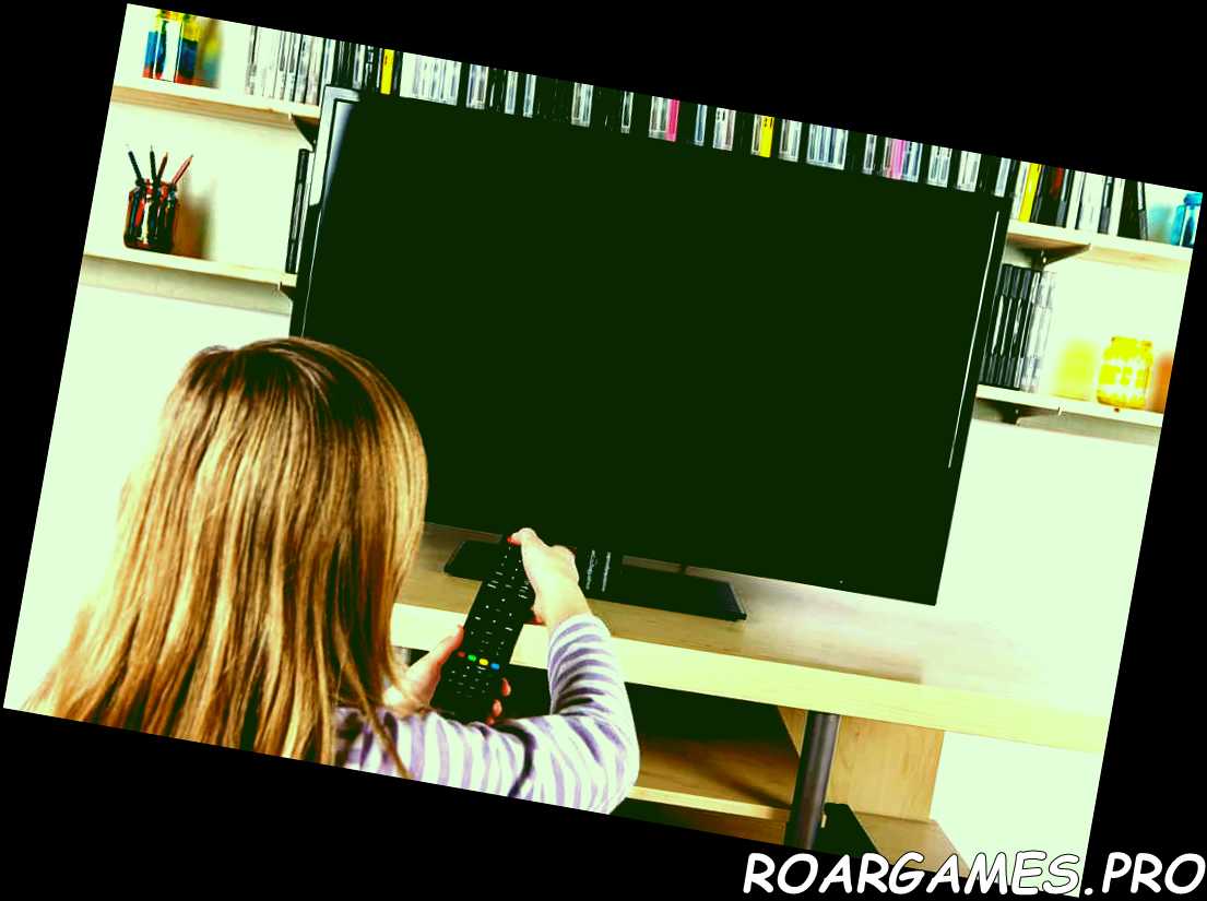 Chica joven que enciende o apaga la televisión con un control remoto