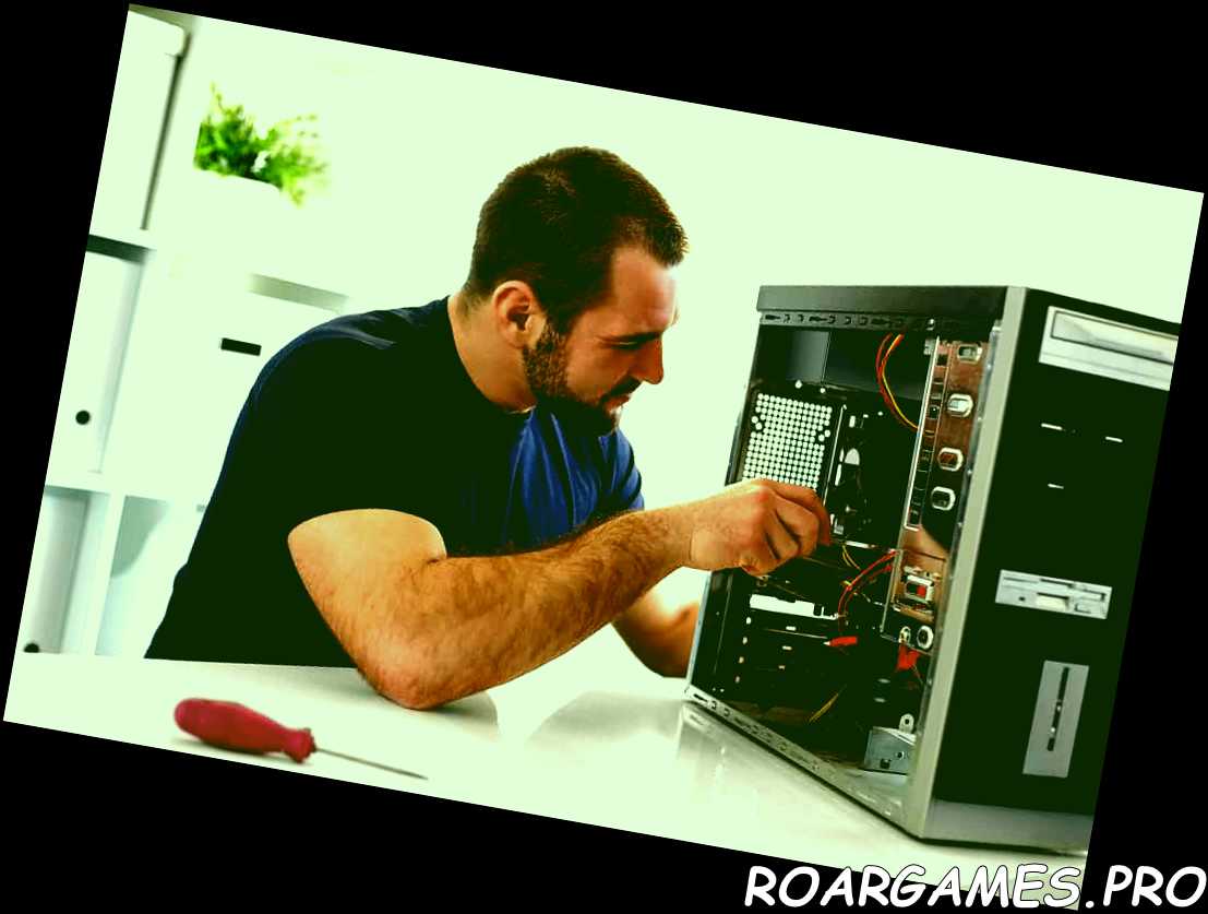 Joven reparando computadora