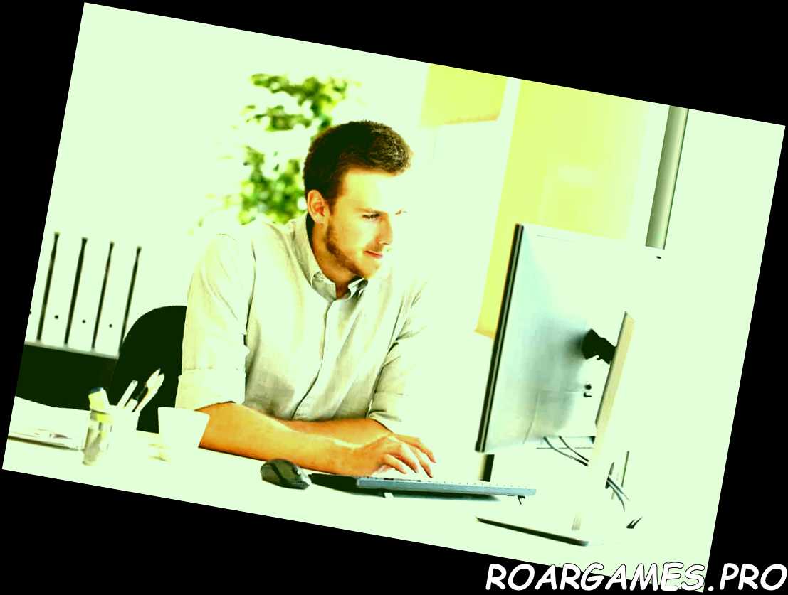 empresario trabajando en línea con una computadora en la oficina cerca de una ventana con luz natural