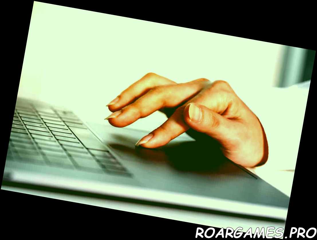 Mano femenina tocando el panel táctil en una computadora portátil
