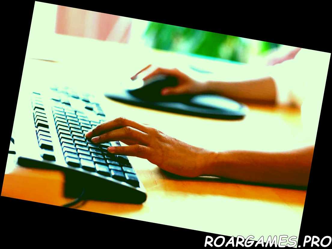 manos escribiendo en el teclado y usando el mouse
