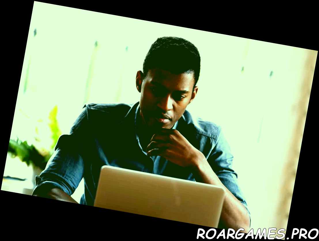 empleado masculino mira la pantalla del portátil trabajando en la oficina