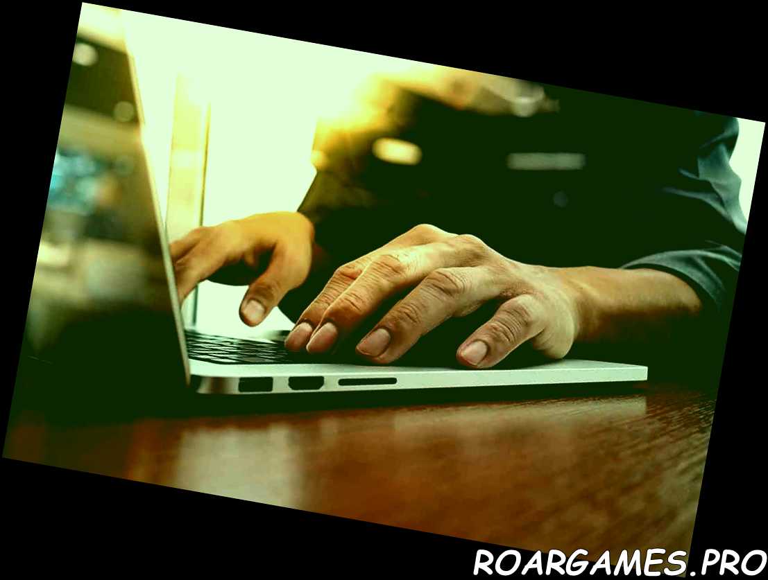 mano de hombre, trabajando, en, computadora portátil