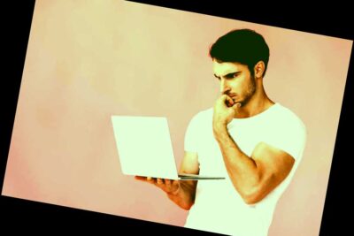 hombre con camiseta blanca usando laptop