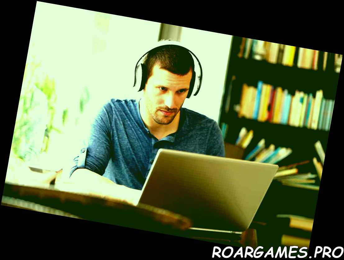 hombre con auriculares usando una computadora portátil