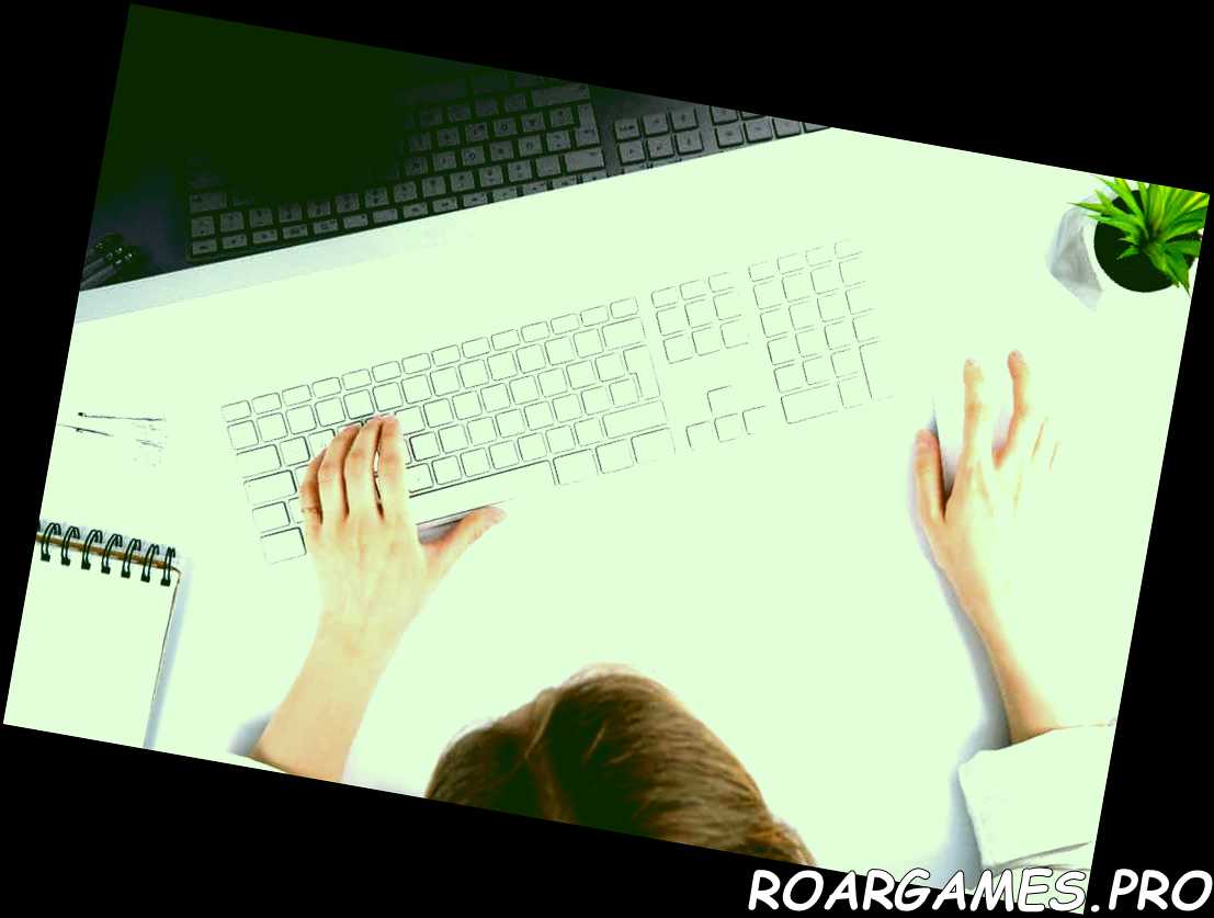 vista superior de las manos femeninas escribiendo en el teclado y usando el mouse de la computadora