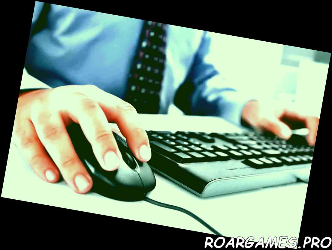 usando la computadora con las manos escribiendo en un teclado y mouse