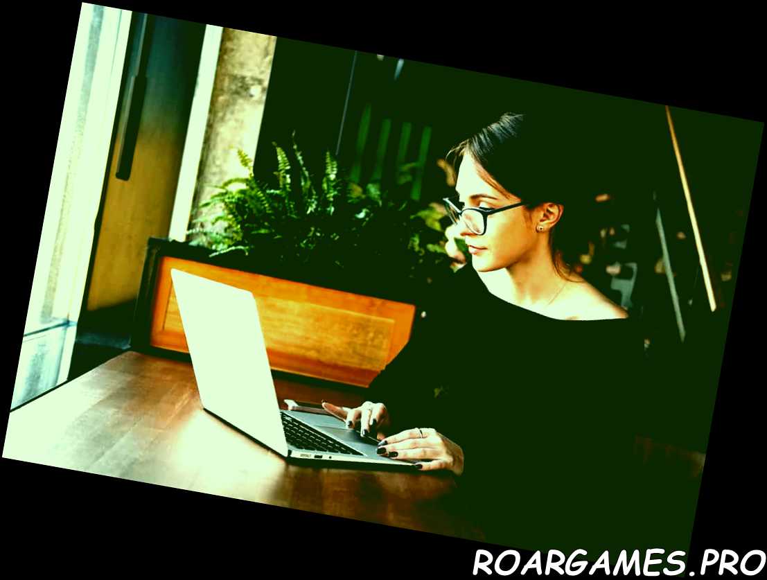 mujer sentada en un café trabajando en una laptop