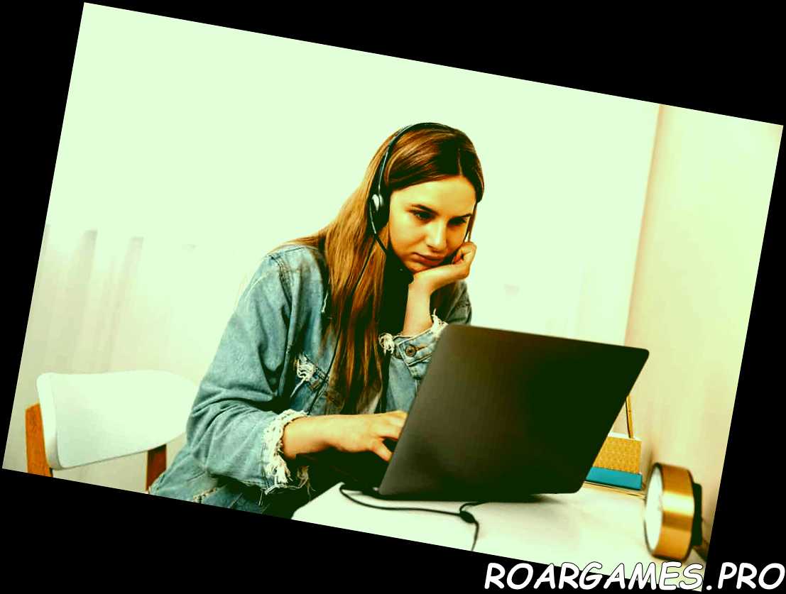 mujer sentada en la mesa en casa con laptop y auriculares