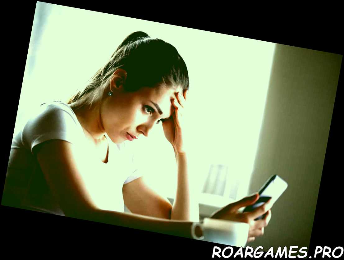 mujer joven mirando el teléfono inteligente frustrada